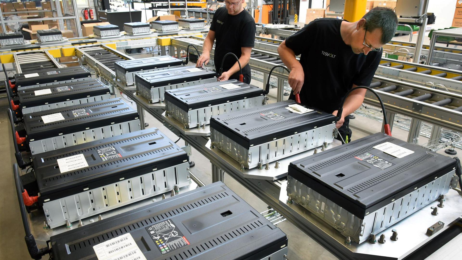 In einem Werk für Batteriespeicher der Testvolt GmbH in Lutherstadt Wittenberg überprüfen Elektriker Batteriemodule auf ihre Funktionalität.
