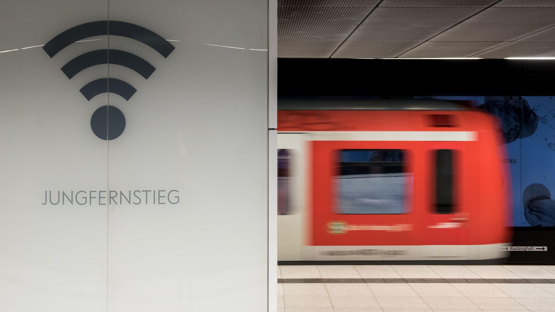 Eine S-Bahn in Hamburg: Reisende im Fernverkehr sollen bei ihrer Ankunft am Bahnhof bald nicht extra in ein neues Netz einwählen müssen.