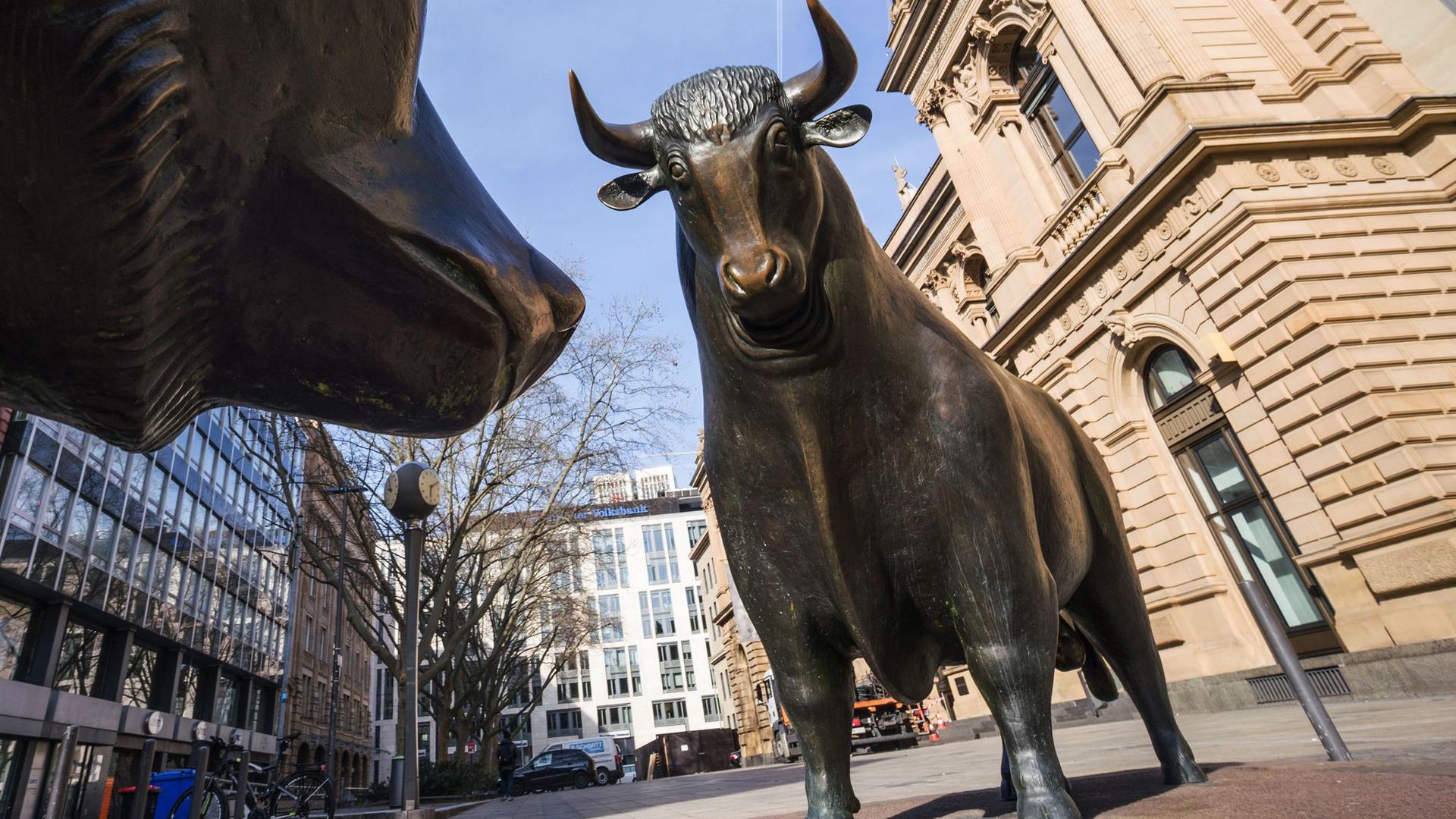 Der Bulle aus der Bronzeplastik „Bulle und Bär“ steht vor dem Gebäude der Frankfurter Wertpapierbörse.