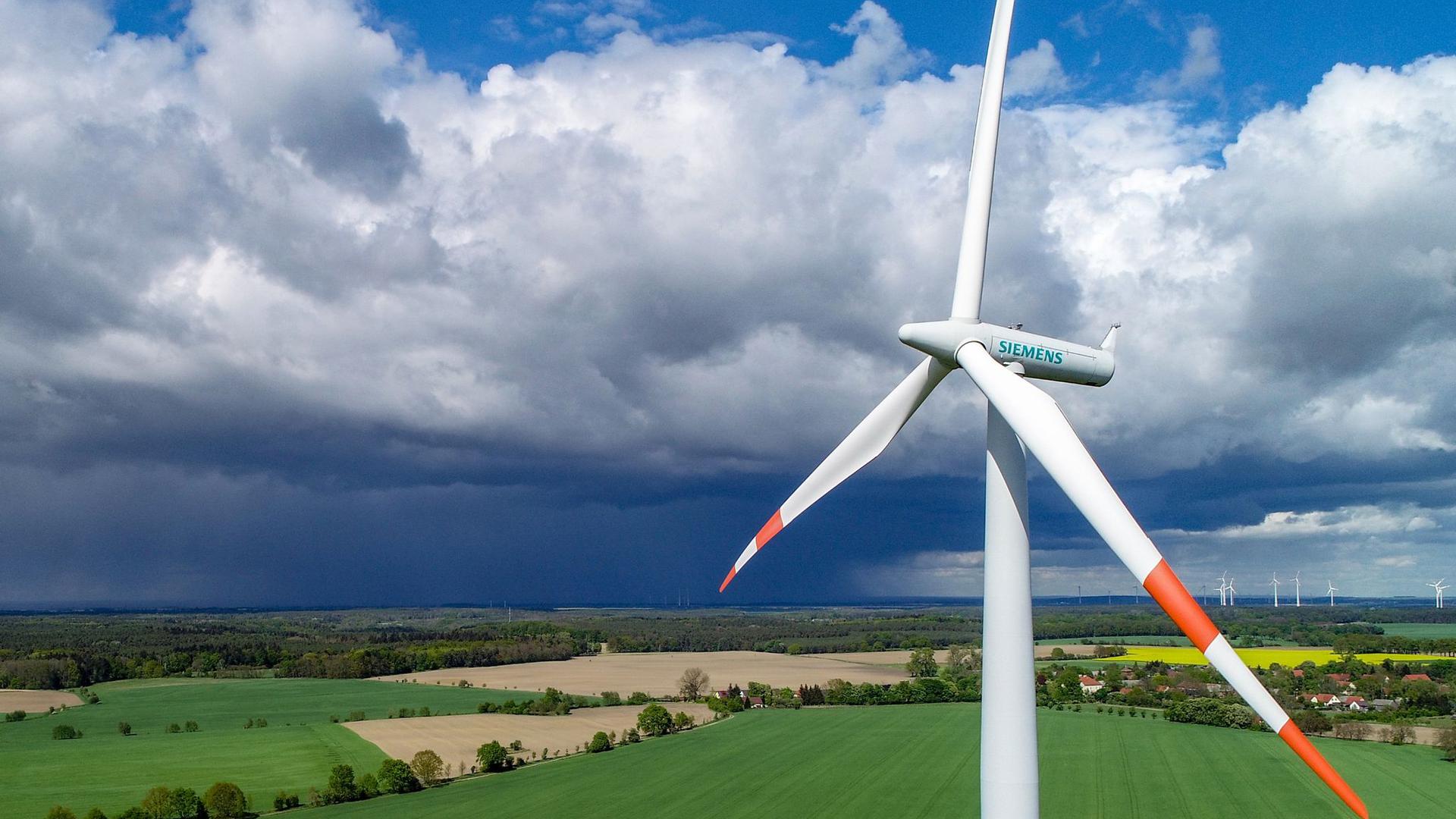 Eine Windenergieanlage des Herstellers Siemens steht auf einem Feld im Landkreis Oder-Spree im Osten des Landes Brandenburg.