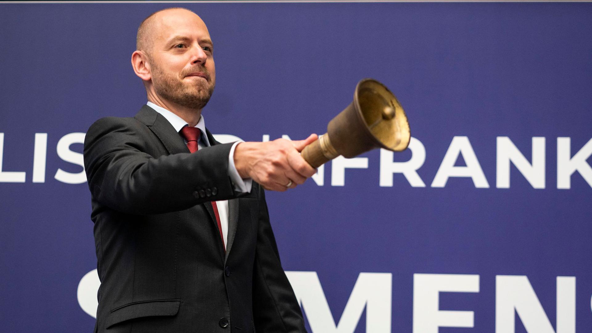 Christian Bruch, der Vorstandsvorsitzende von Siemens Energy, läutet in der Frankfurter Wertpapierbörse traditionell die Glocke nach der Erstnotierung seines Unternehmens.
