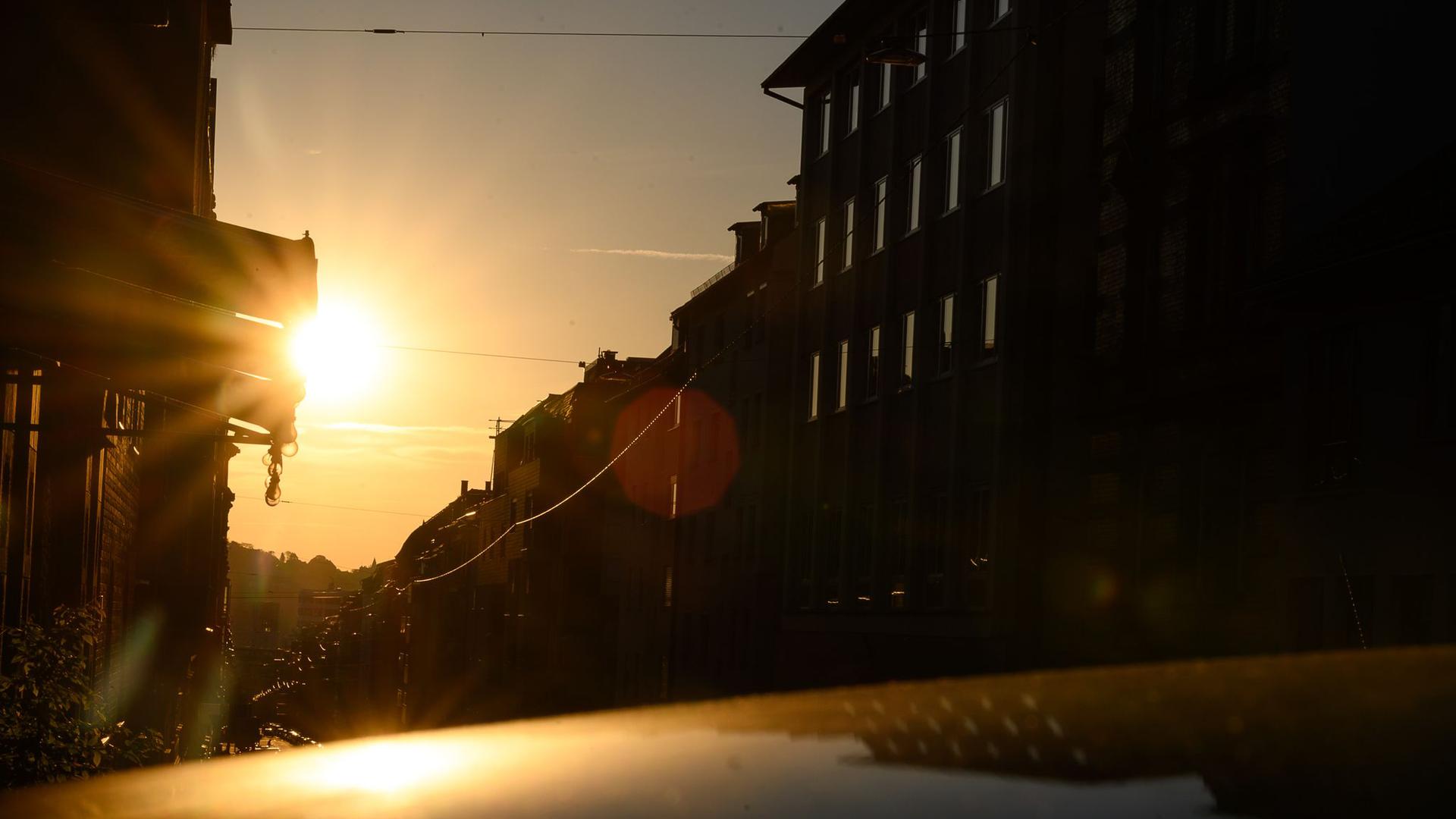 Die Morgensonne scheint in eine Straße in Stuttgart.