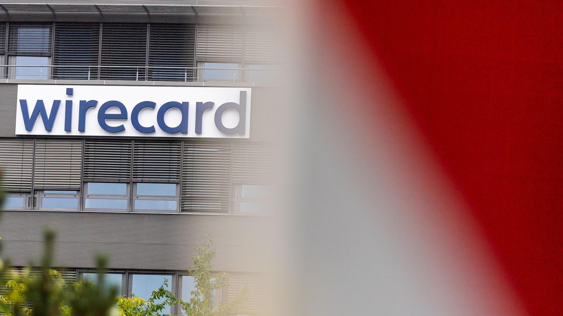 Der Schriftzug der insolventen Firma Wirecard an der Fassade des Unternehmens in Aschheim bei München.