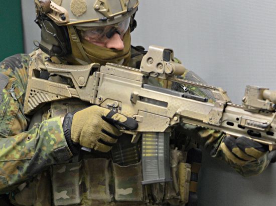 Ein Soldat trainiert mit einem Sturmgewehr vom Typ G36 von Heckler & Koch im Schießausbildungszentrum auf dem Kasernengelände des Kommandos Spezialkräfte (KSK).
