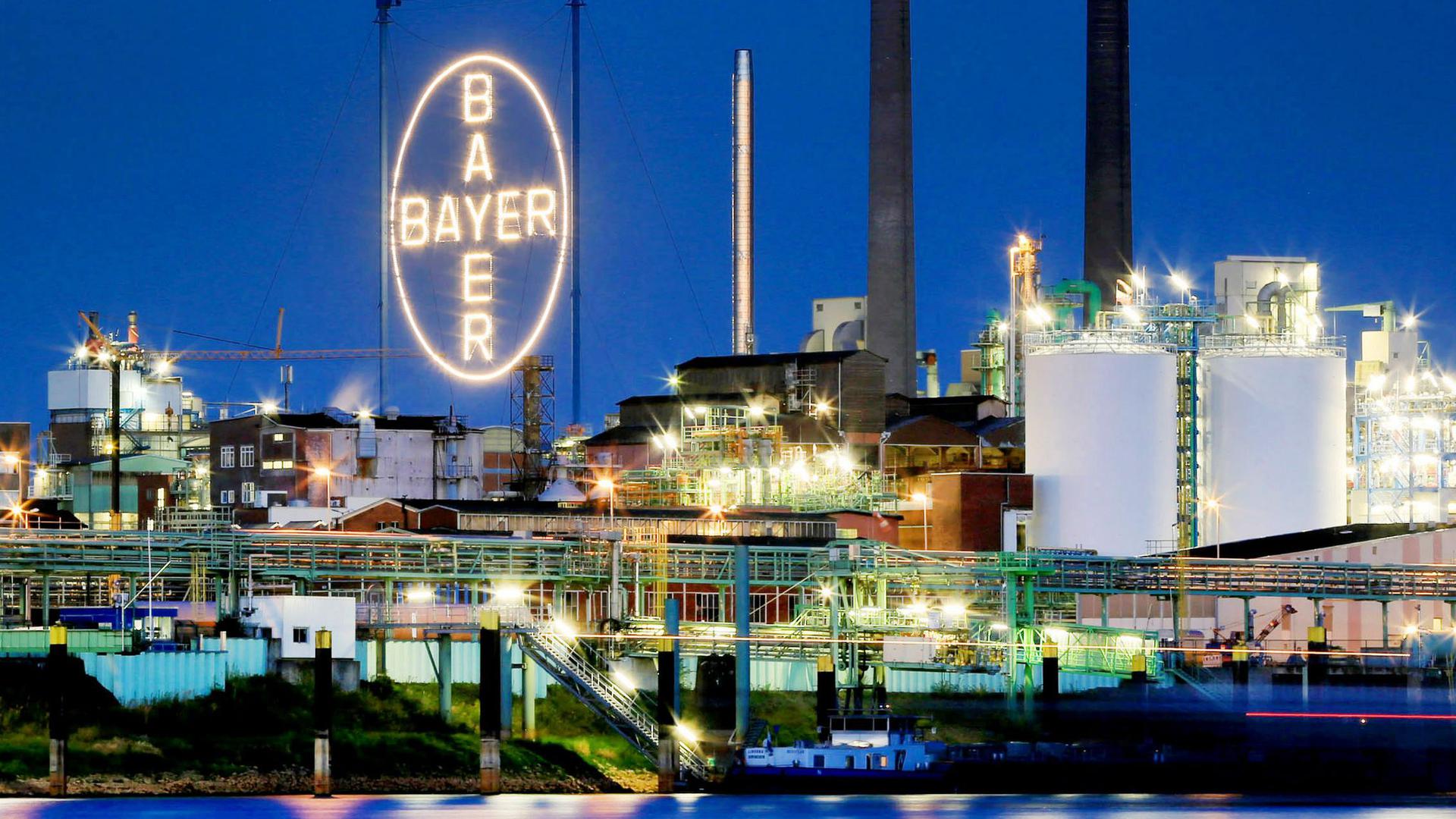 Das Bayer Werk in Leverkusen, fotografiert vom Rheinufer in Köln. Der Pharma- und Agrarchemiekonzern Bayer will noch mehr sparen.