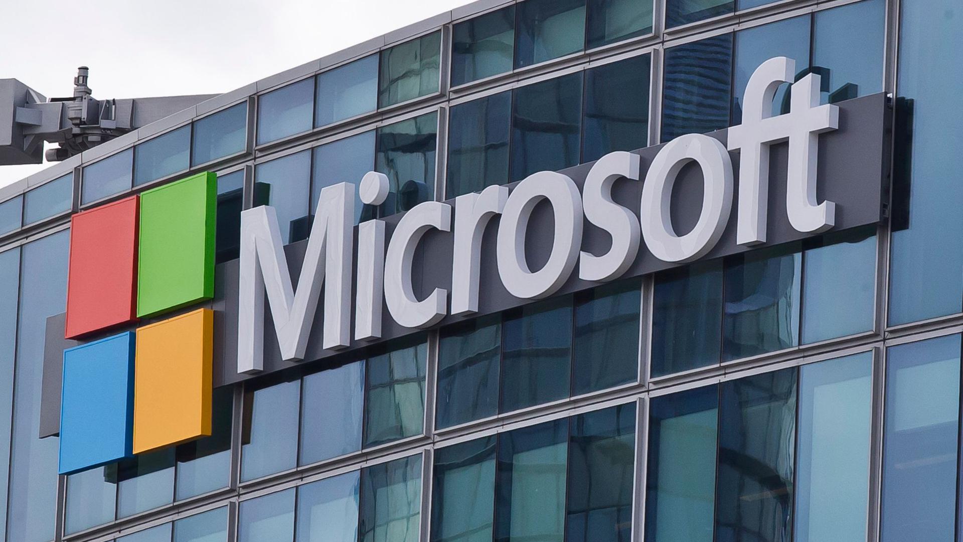 Das Microsoft-Logo ist in Issy-les-Moulineaux, außerhalb von Paris, an einem Bürogebäude zu sehen. Mit einer günstigeren Rechnervariante will Microsoft auch bei der Ausstattung von Schulen punkten.