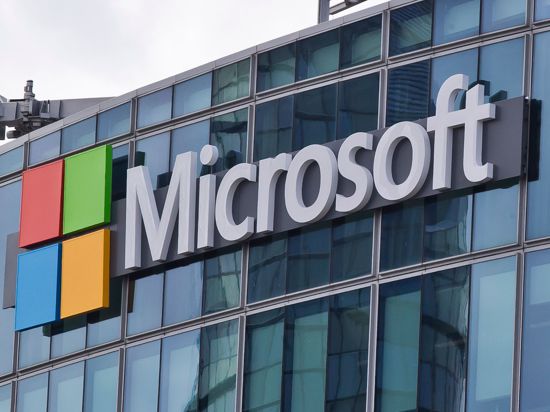 Das Microsoft-Logo ist in Issy-les-Moulineaux, außerhalb von Paris, an einem Bürogebäude zu sehen. Mit einer günstigeren Rechnervariante will Microsoft auch bei der Ausstattung von Schulen punkten.