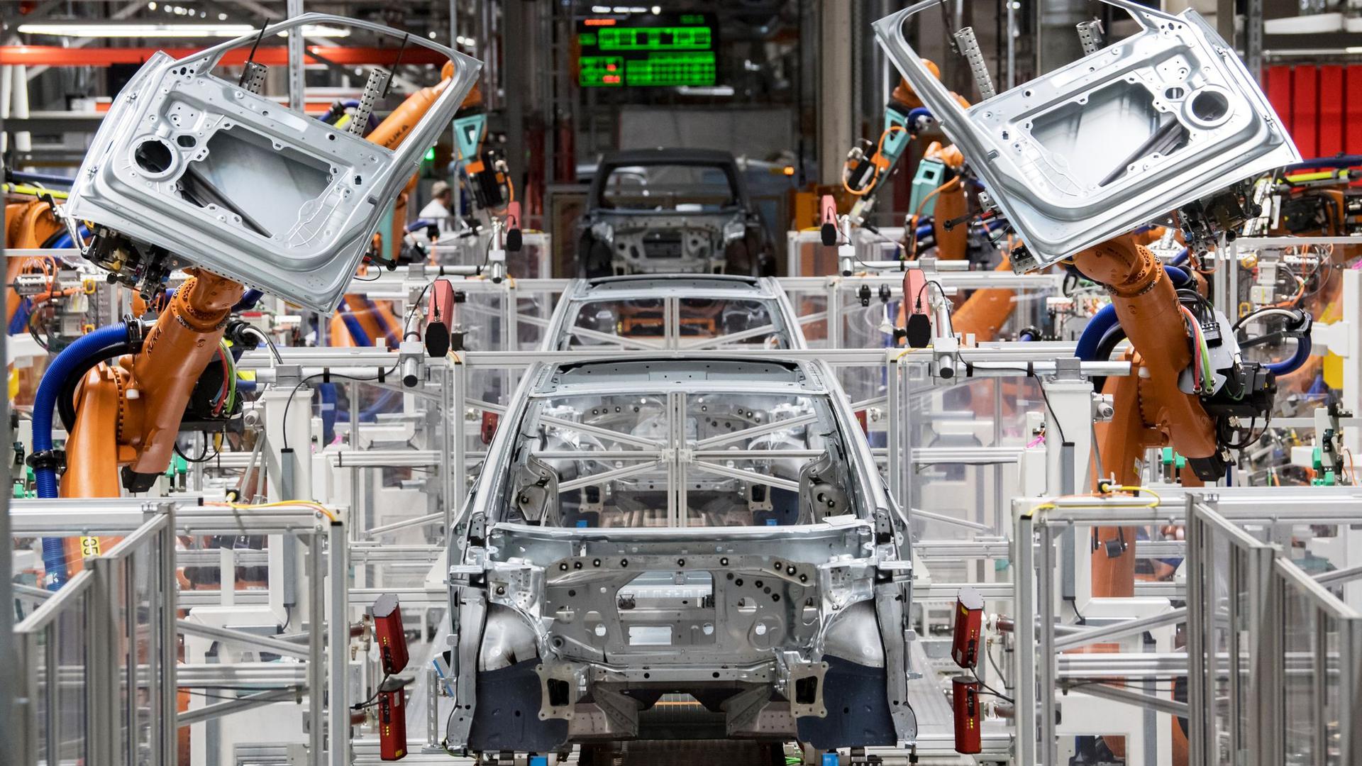 Im Karosseriebau des Volkswagen-Werkes in Sachsen montieren Roboter die Türen des VW ID.3.