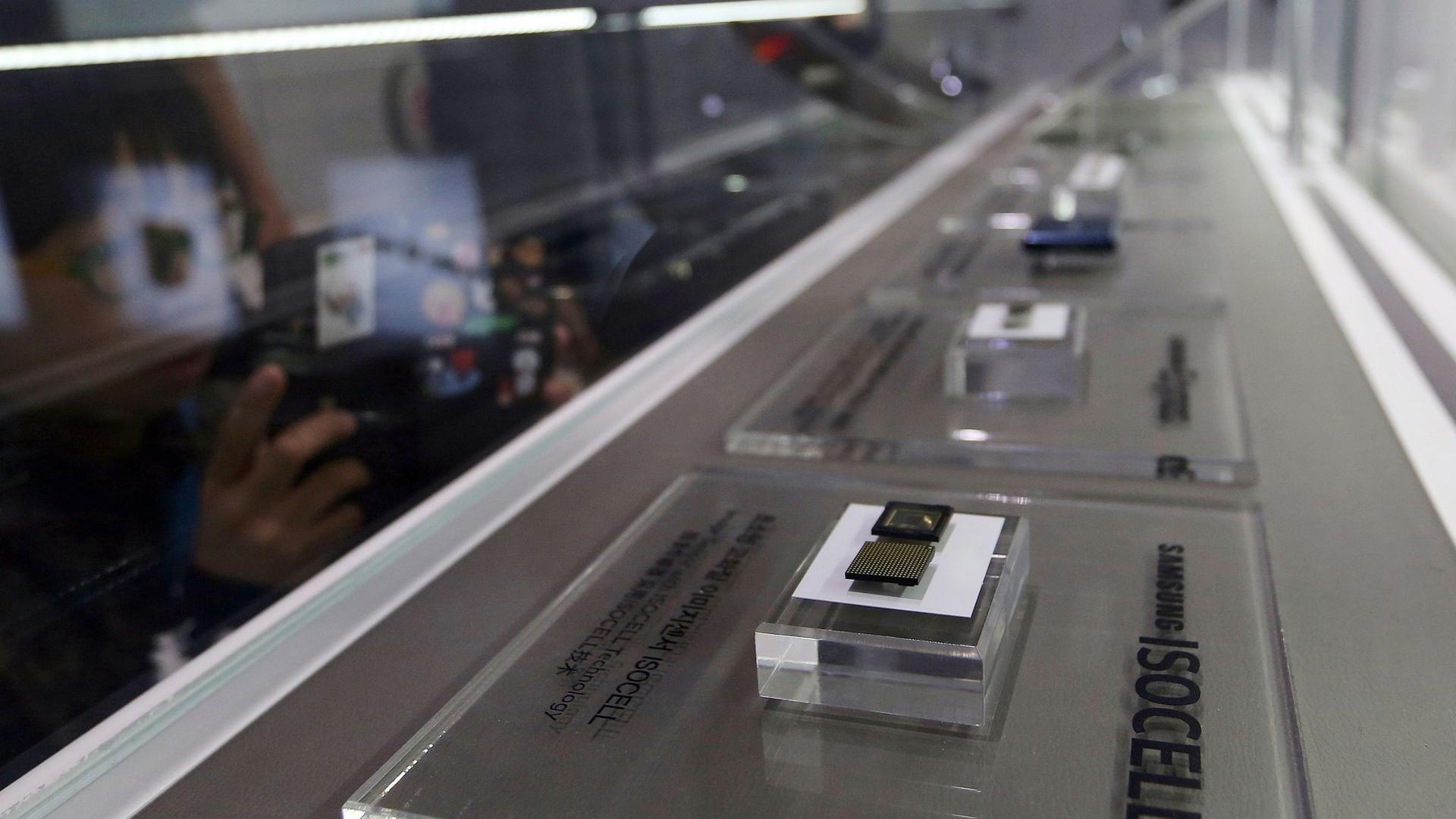 Mikrochips von Samsung Electronics werden in seinem Geschäft ausgestellt.