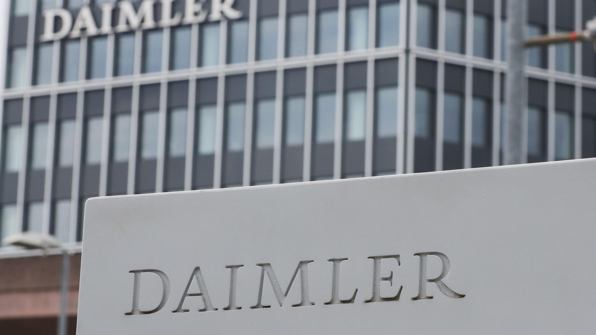 Ein Schild mit der Aufschrift Daimler steht vor dem Mercedes-Benz Werk in Untertürkheim.