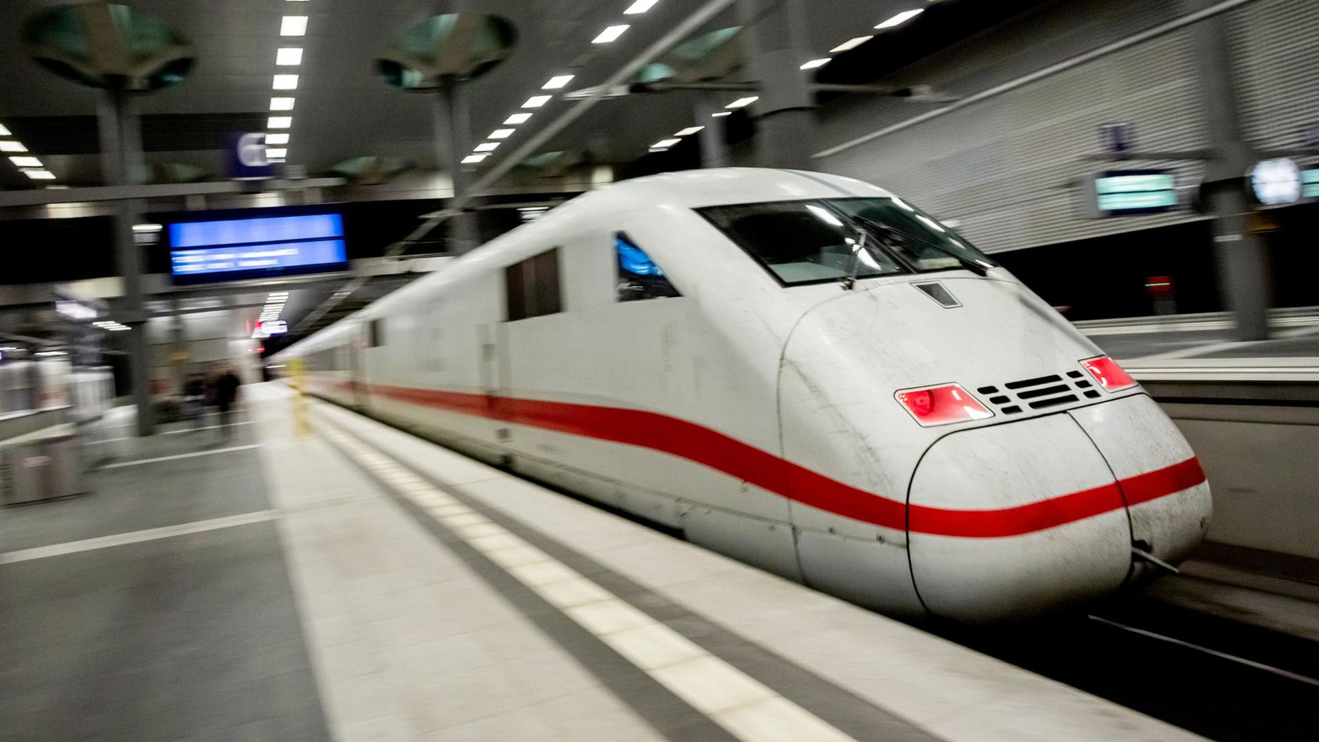 Ein ICE fährt im Berliner Hauptbahnhof ab. Ab dem 13, Dezember sollen mehr Züge zwischen Berlin und Hamburg fahren.