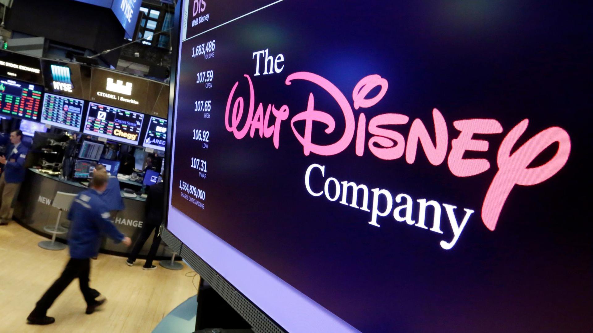 Das Walt Disney Co. Logo ist in der New York Stock Exchange (USA) auf einem Bildschirm zu sehen. Disney passt inmitten der Corona-Krise seine Konzernstruktur an, um sich künftig stärker auf den boomenden Streaming-Markt auszurichten.