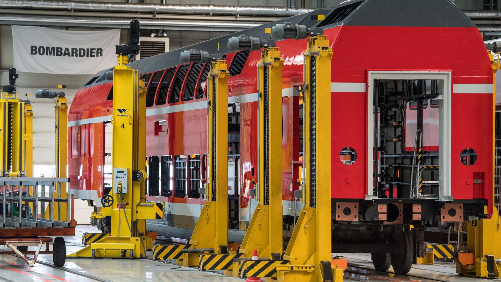 Blick in eine Fertigungshalle für Doppelstockwagen für die Bahn des Unternehmens Bombardier Transportation in Bautzen (Sachsen).