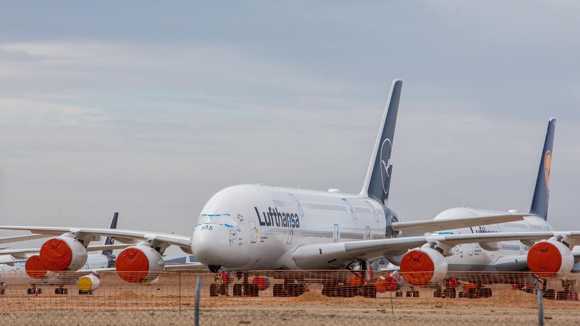 Zwei eingemotte Airbus A380 der Fluggesellschaft Lufthansa sind auf dem Flughafen Teruel in Spanien abgestellt.