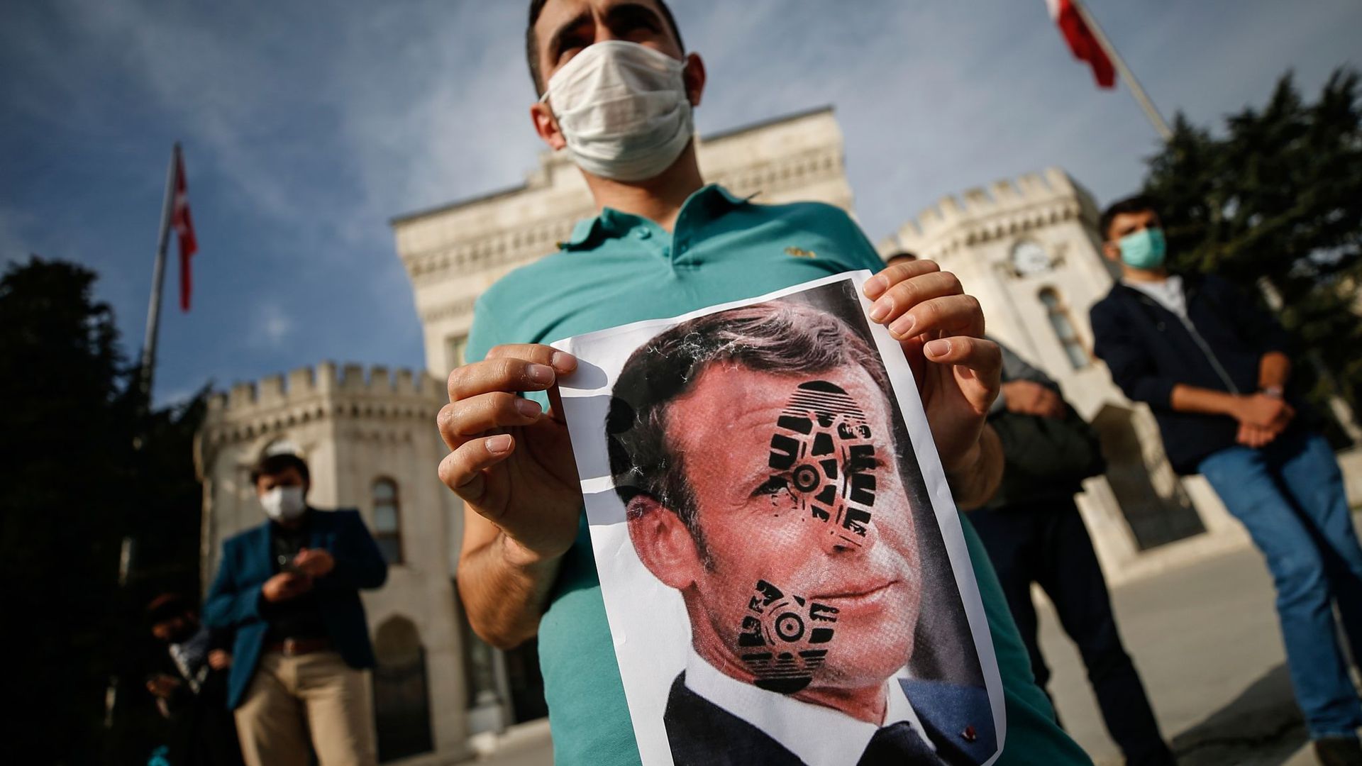 Ein junger Mann hält ein mit einem Schuhabdruck versehenes Foto von Emmanuel Macron, Präsident von Frankreich, in die Kamera. Recep Tayyip Erdogan, Präsident der Türkei, griff Macron ein zweites Mal verbal an und warf ihm Islamfeindlichkeit vor.