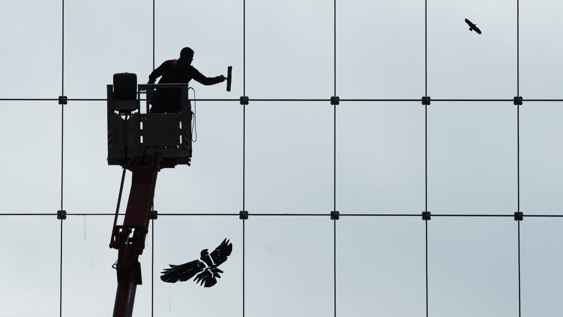 Würde in Genf bei einer vollen Stelle rund 3800 Euro brutto im Monat verdienen: Ein Gebäudereiniger beim Reinigen von Fenstern.
