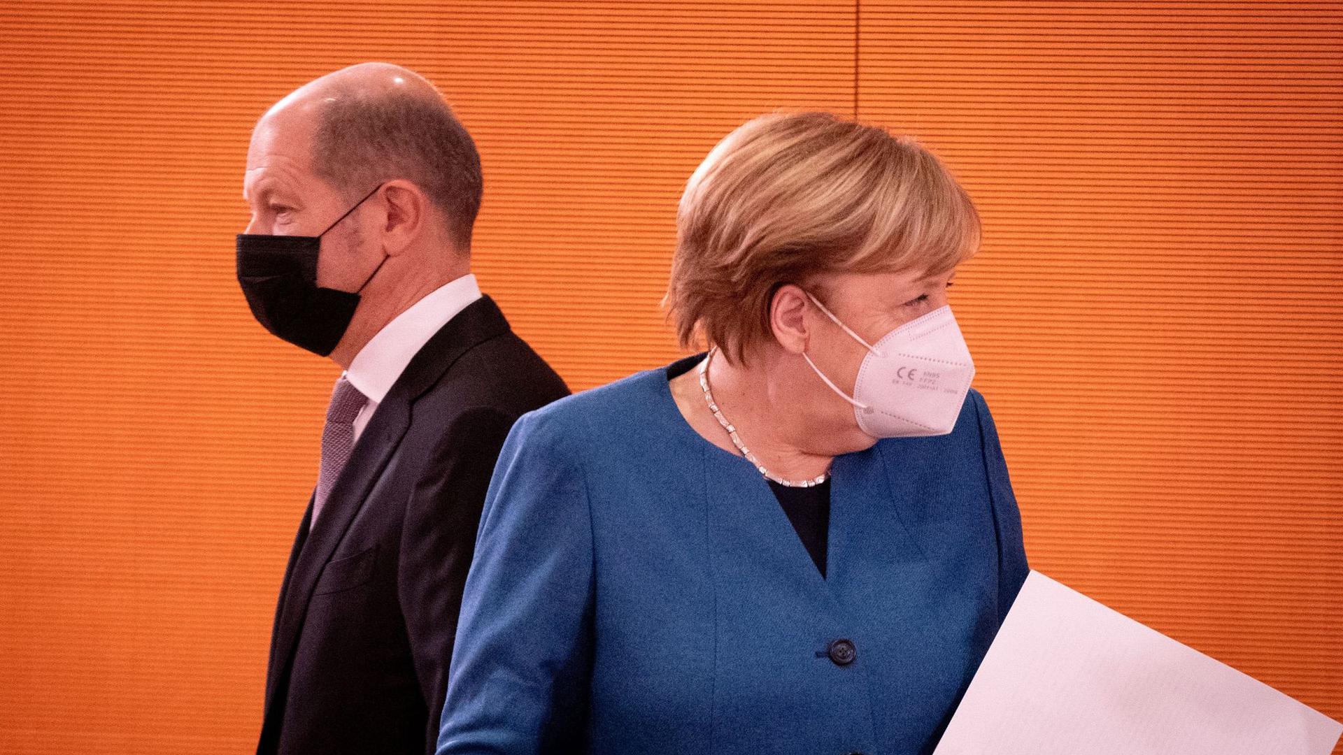 Bundeskanzlerin Angela Merkel (CDU) und Olaf Scholz (SPD), Bundesminister der Finanzen, kommen zur Sitzung des Bundeskabinetts im Bundeskanzleramt.