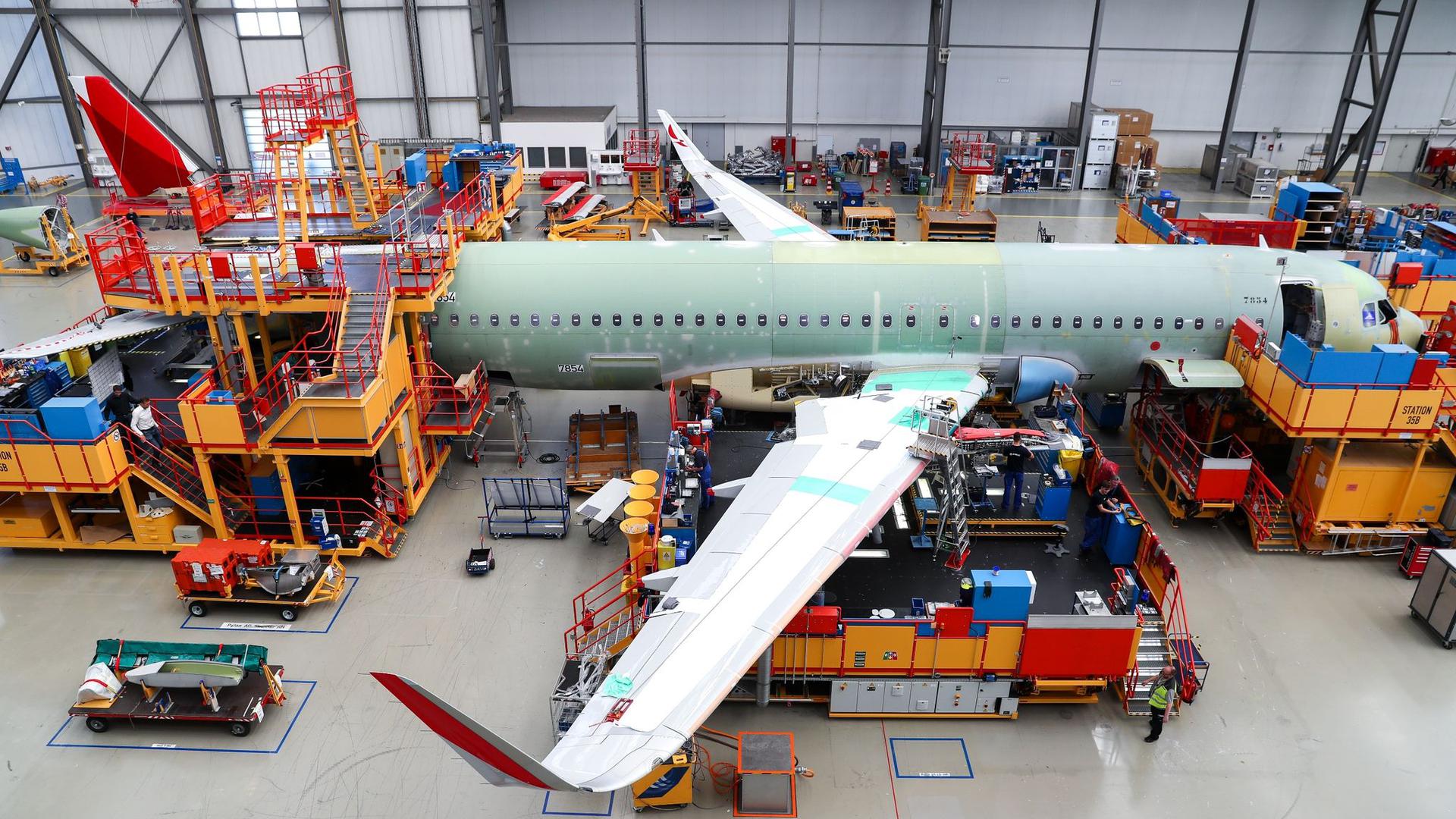 Wegen der Corona-Krise hat Airbus seine Flugzeugproduktion um rund 40 Prozent heruntergefahren und will bis kommenden Sommer rund 15.000 Arbeitsplätze abbauen.