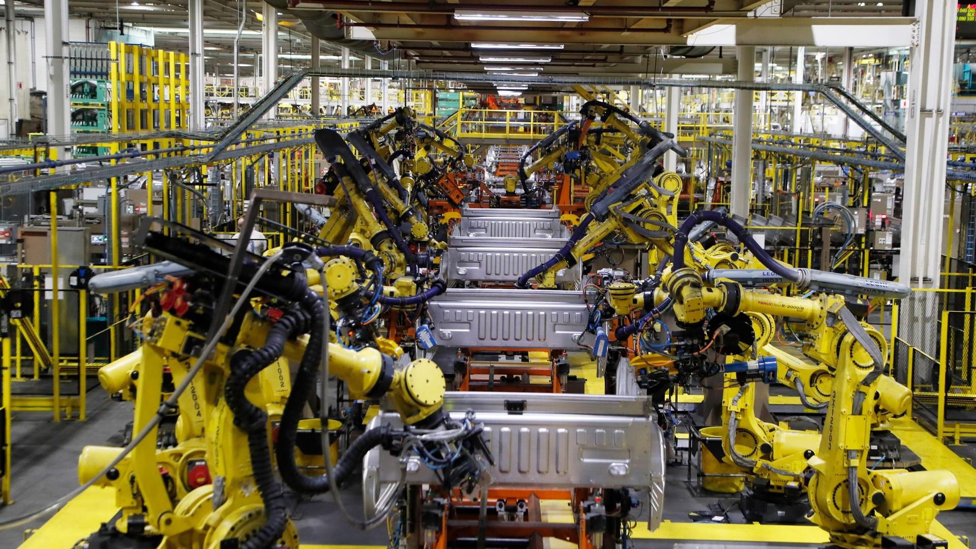 Roboter schweißen die Ladefläche eines Ford F-150-Lastwagens auf dem Fließband im Montagewerk von Ford Rouge.