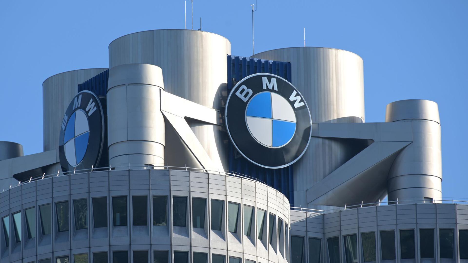 Das BMW-Logo auf dem Firmensitz in München.