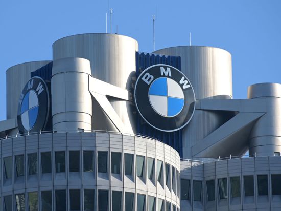 Das BMW-Logo auf dem Firmensitz in München.