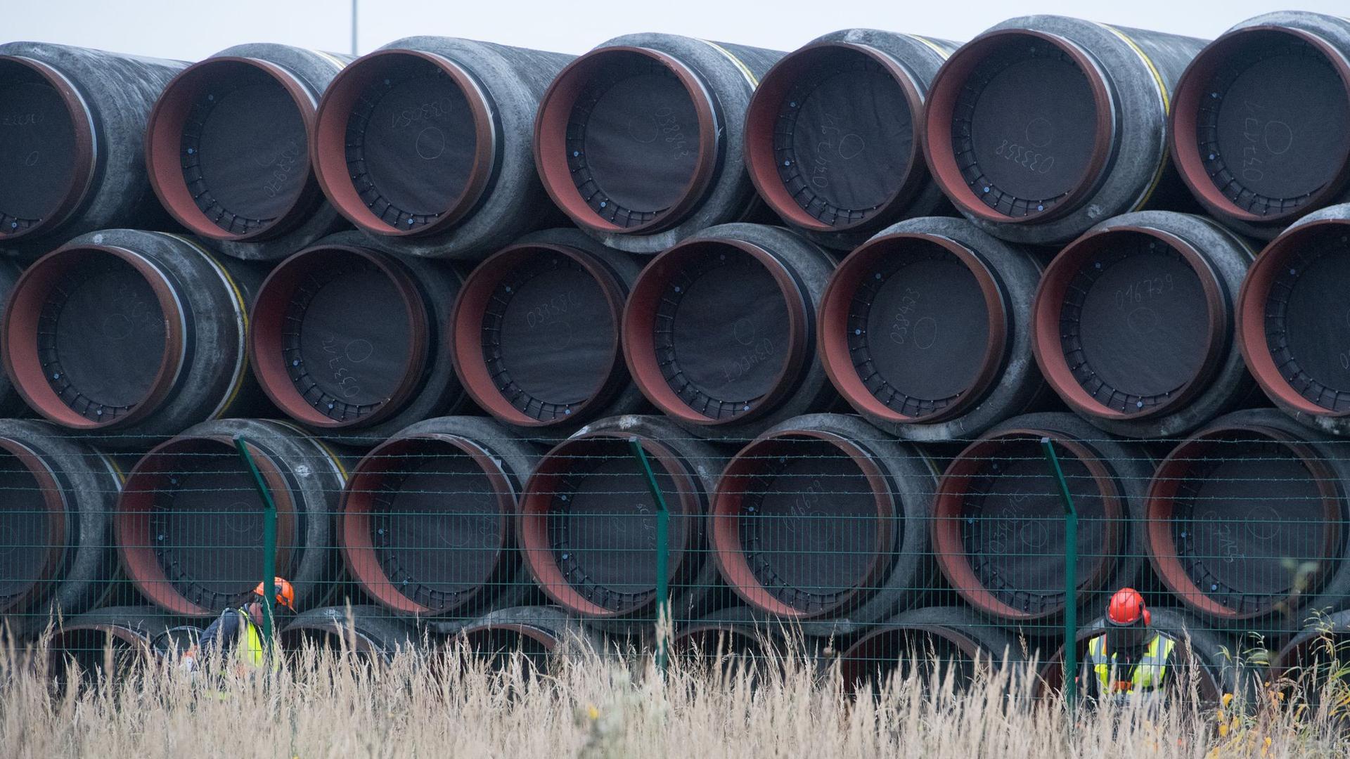 Rohre für die Ostsee-Gaspipeline Nord Stream 2 werden auf dem Gelände des Hafens Mukran bei Sassnitz gelagert.