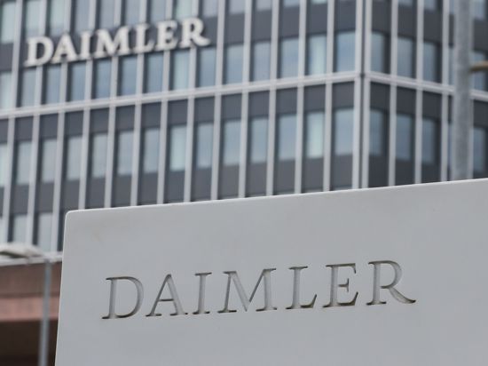 Ein Schild mit der Aufschrift „Daimler“ steht vor dem Mercedes-Benz Werk in Untertürkheim.