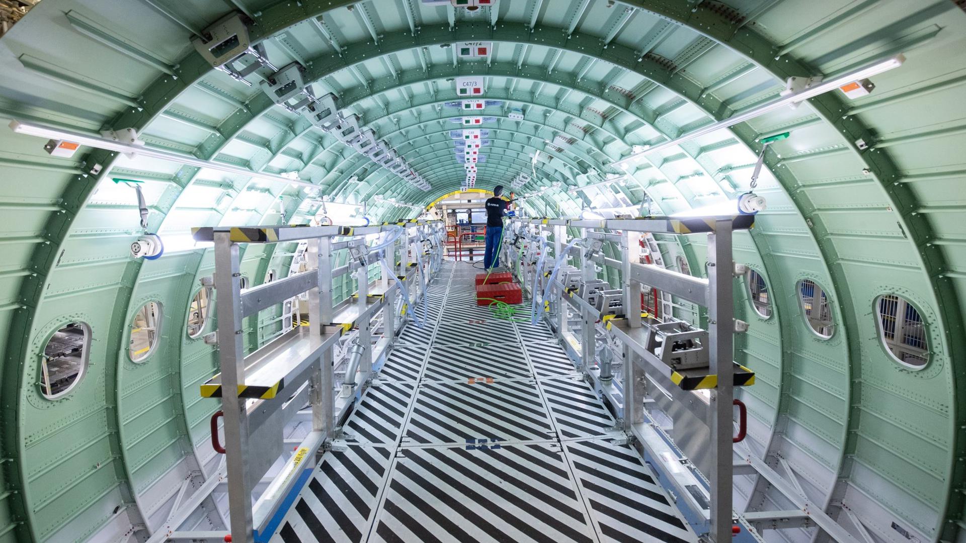 Ein Techniker arbeitet in einem Rumpfsegment einer Airbus A320. Die Industrie leidet unter der Corona-Pandemie.