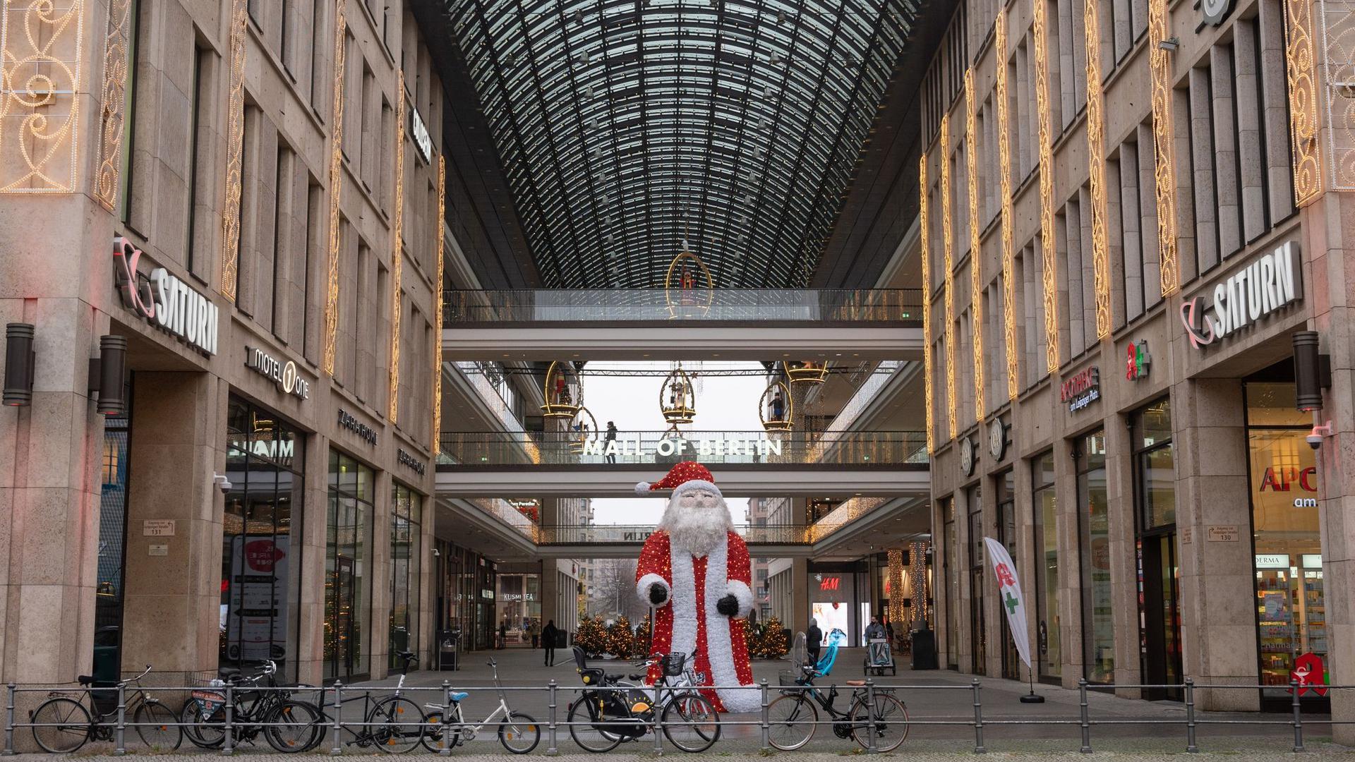 Vor dem Einkaufszentrum „Mall of Berlin“ steht eine Weihnachtsmann-Skulptur. Der Bund will in der Corona-Krise schärfere Auflagen für den Einzelhandel.
