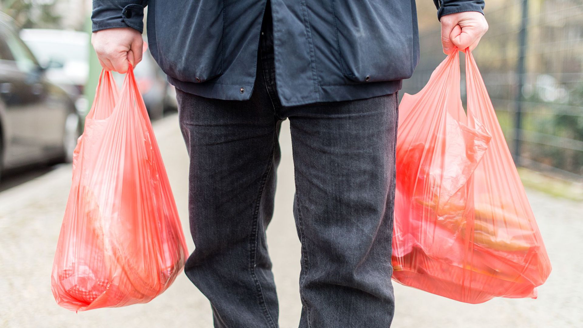 Union und SPD haben den Weg für das geplante Verbot von Plastiktüten an deutschen Ladenkassen frei gemacht.