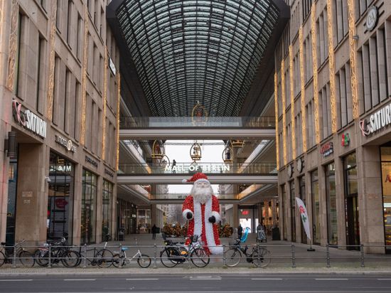 Vor dem Einkaufszentrum „Mall of Berlin“ steht eine Weihnachtsmann-Skulptur. Der Teil-Lockdown dämpft die Konsumlaune empfindlich.
