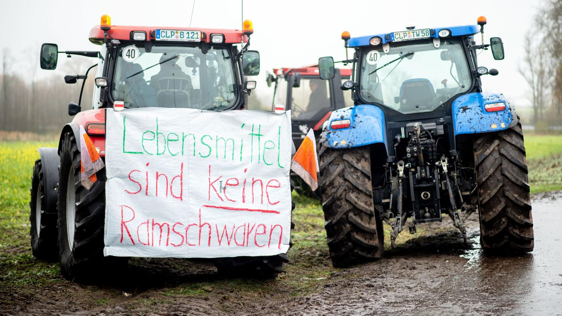 „Lebensmittel sind keine Ramschwaren“: Bauern-Protest vor dem Zentrallager von Lidl in Cloppenburg.