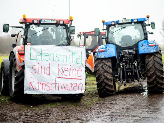 „Lebensmittel sind keine Ramschwaren“: Bauern-Protest vor dem Zentrallager von Lidl in Cloppenburg.