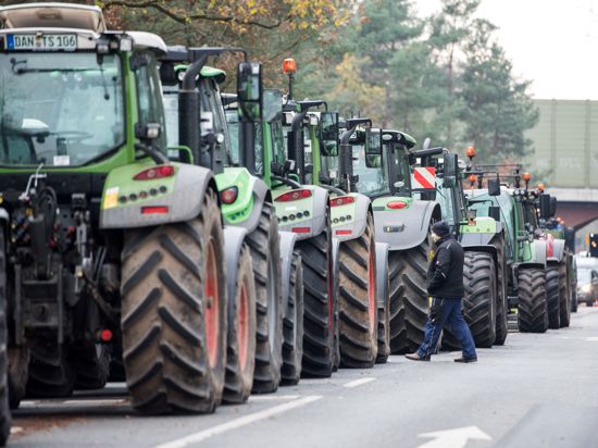 Landwirte blockieren mit Traktoren die Zufahrt zum Aldi-Zentrallager in Seevetal, Niedersachsen.