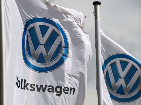 Volkswagen hatte nach einer ersten Ad-hoc-Mitteilung am 22. September 2015 über die unzulässige Abschalteinrichtung in Millionen Diesel-Fahrzeugen informiert.