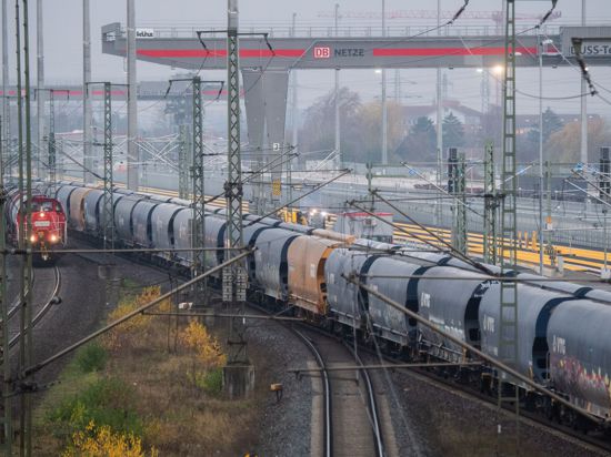 Ein Güterzug passiert den Güterbahnhof MegaHub Lehrte in der Region Hannover.
