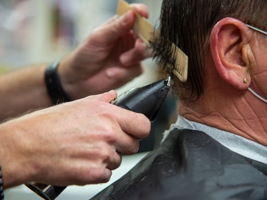 Friseur Guido Wirtz schneidet einem Kunden die Haare. Der Vorsitzende Landesinnungsmeister beim Landesverband Friseure und Kosmetik Rheinland hat vor dem zweiten Lockdown noch alle Hände voll zu tun.
