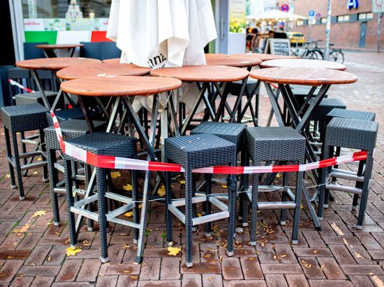 Derzeit keine Einnahmen: Mit Flatterband abgesperrte Tische und Stühle stehen vor einer Pizzeria in der Corona-Pandemie.
