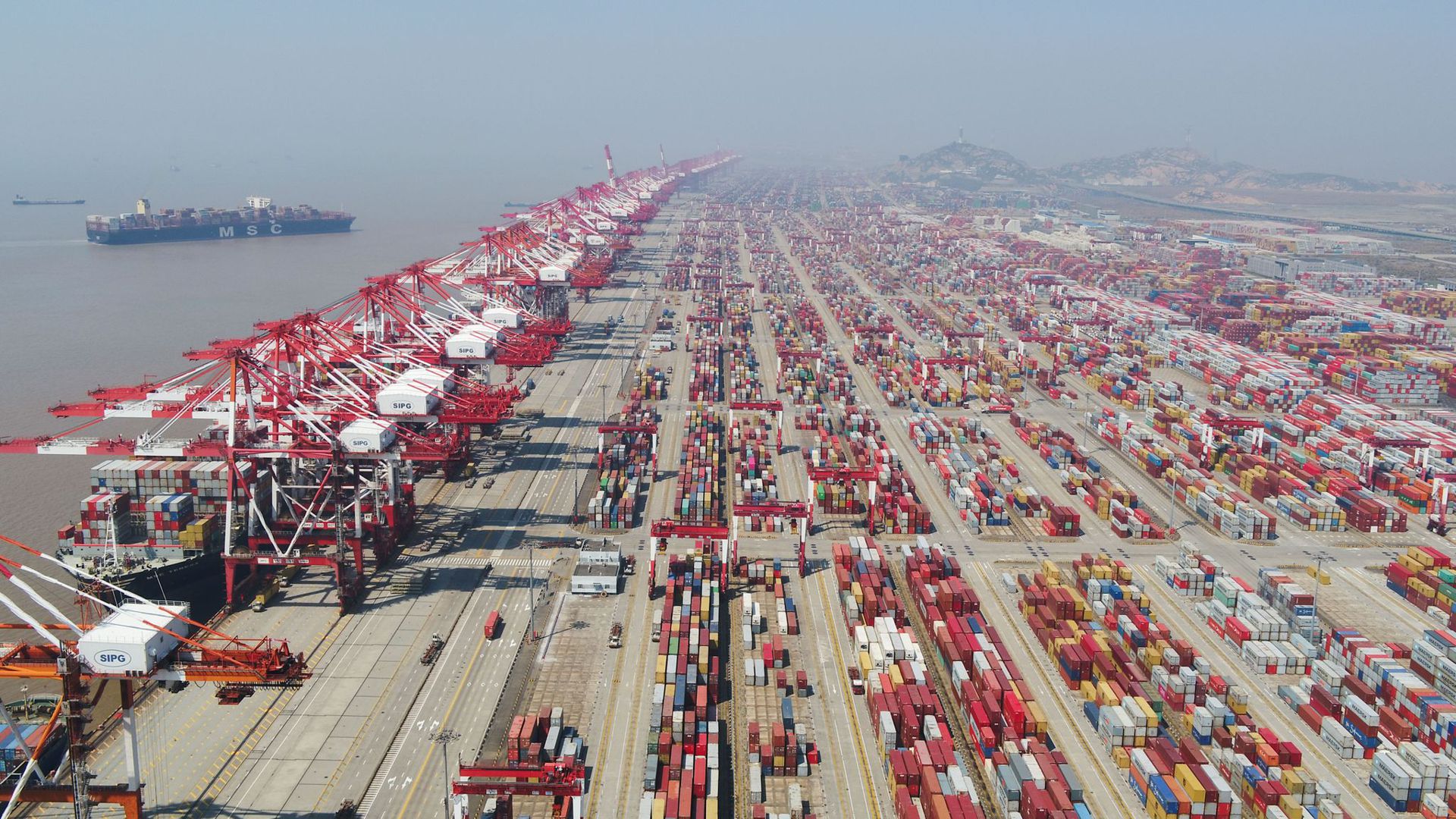 Das Containerdock des Yangshan-Hafens. Als Zeichen für die anhaltende wirtschaftliche Erholung hat sich Chinas Außenhandel im Dezember erneut deutlich positiv entwickelt.