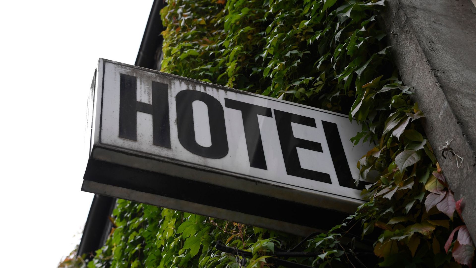 Besonders hart triffit die Corona-Pandemie die Hotelbranche - Rückgang von 81,9 Prozent in der Jahresfrist.