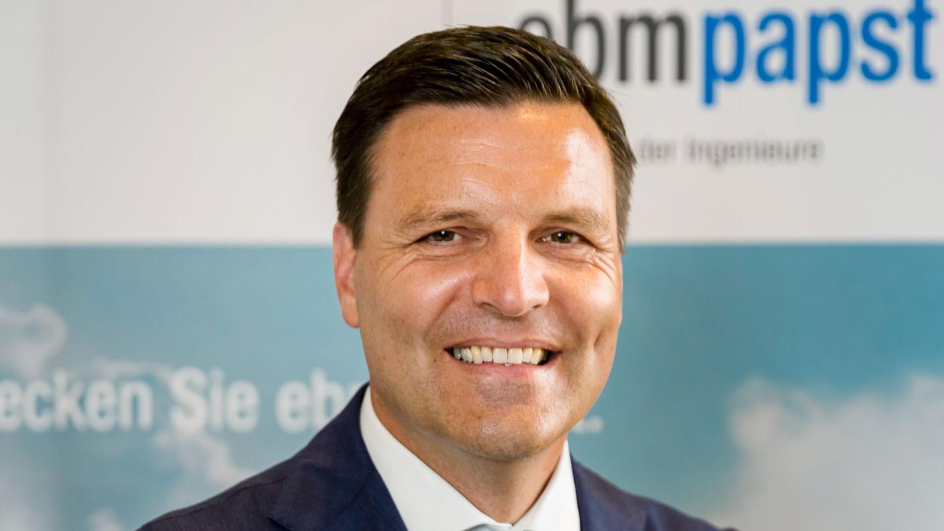 Stefan Brandl, Vorstandsvorsitzender von ebm-papst, schaut in die Kamera.