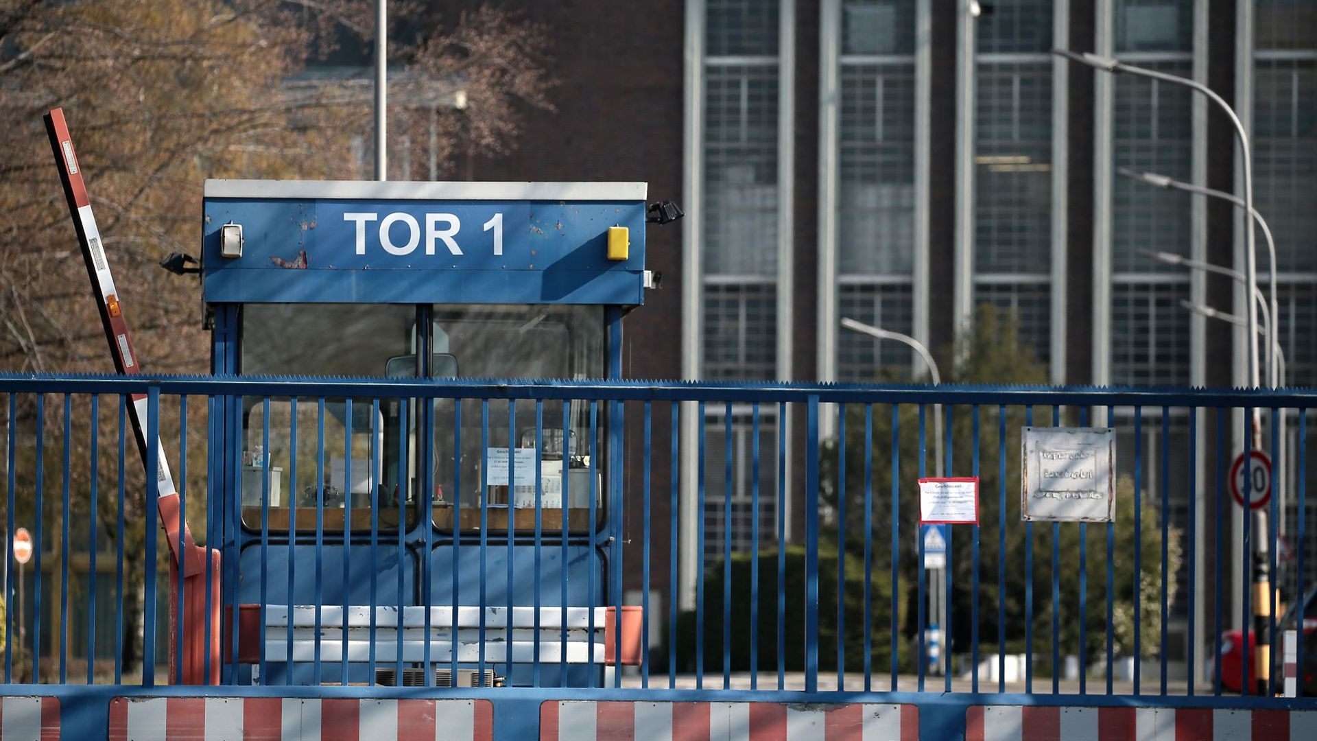 Das Tor 1 am Ford-Werk in Köln ist geschlossen. Im neuen Risikobarometer der Allianz sind Pandemien im Vergleich zum Vorjahr vom 17. auf den 2. Platz gestiegen.