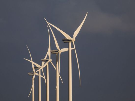 Windräder stehen in einem Windpark bei Süderlügum in Schleswig-Holstein.