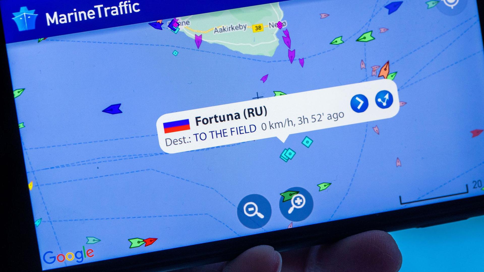 Auf einem Smartphone-Monitor ist die App „MarineTraffic“ zu sehen, die die Position des russischen Verlegeschiffs Fortuna vor der Ostseeinsel Bornholm (Dänemark) anzeigt.