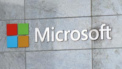 Das Microsoft-Logo ist am Firmengebäude in Bellevue zu sehen. Microsoft hat im vergangenen Quartal vor allem dank eines starken Cloud-Geschäfts deutlich die Erwartungen übertroffen.