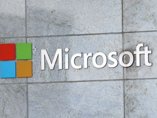 Das Microsoft-Logo ist am Firmengebäude in Bellevue zu sehen. Microsoft hat im vergangenen Quartal vor allem dank eines starken Cloud-Geschäfts deutlich die Erwartungen übertroffen.