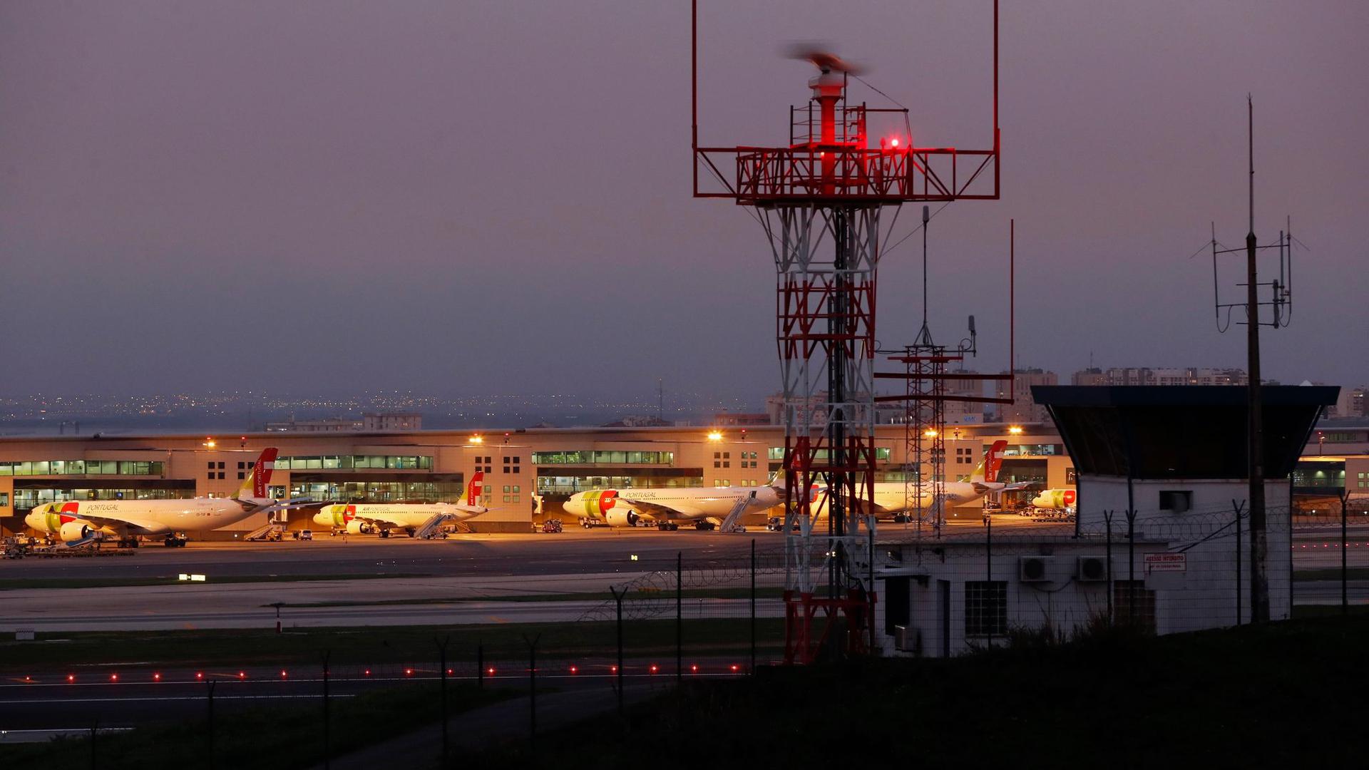 Wegen Corona geht nichts mehr: Flugzeuge der TAP Air Portugal dürfen nicht abheben und sind auf dem internationalen Flughafen in Lissabon geparkt.