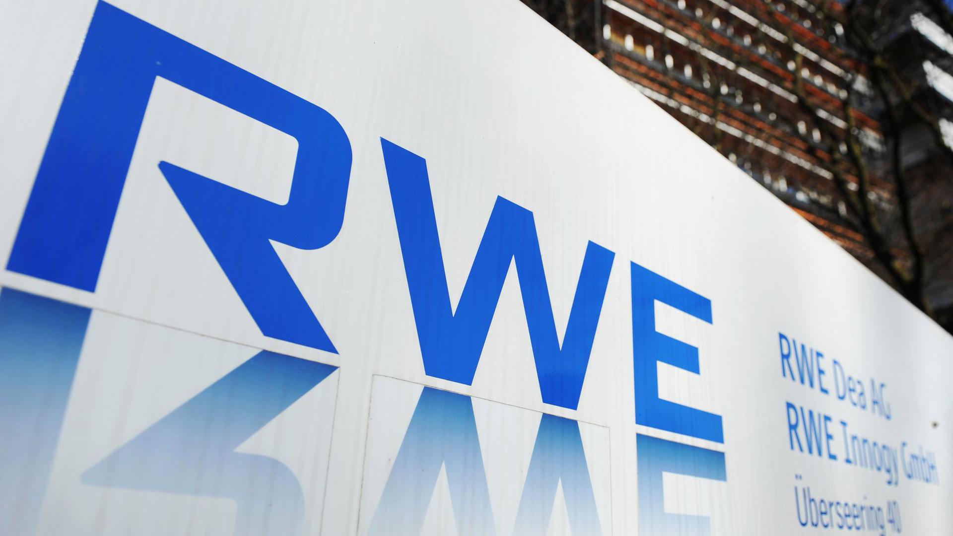 Das Logo des Energiekonzerns RWE vor dem Hamburger Firmensitz.