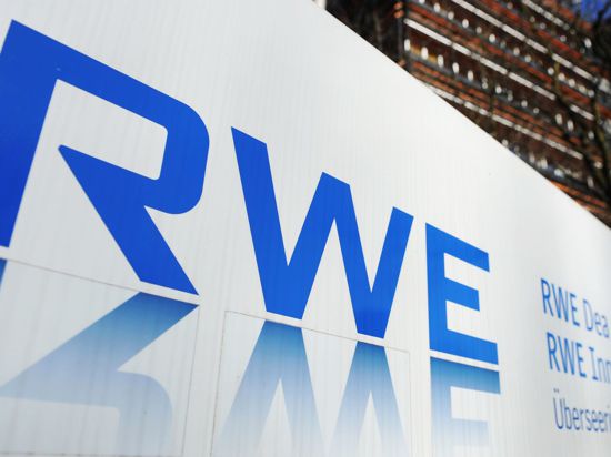 Das Logo des Energiekonzerns RWE vor dem Hamburger Firmensitz.