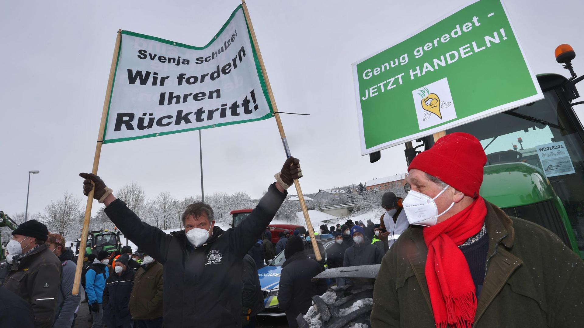 Landwirte mit rund 360 Traktoren kamen in Ochsenfurt zusammen, um gegen die geplanten Auflagen für den Insektenschutz in der Landwirtschaft zu demonstrieren.